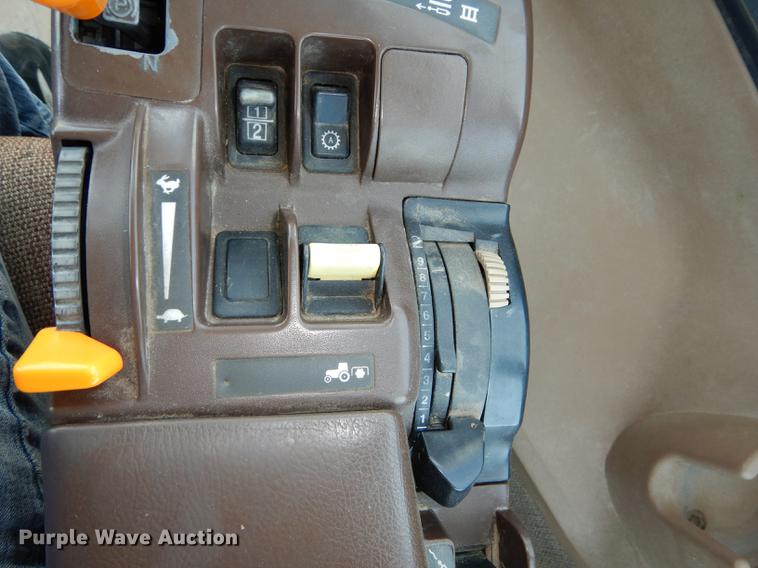 image for item DE1740 2005 John Deere 8520 tractor