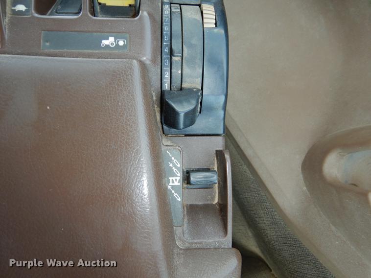 image for item DE1740 2005 John Deere 8520 tractor