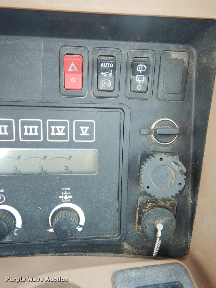 image for item DE1740 2005 John Deere 8520 tractor