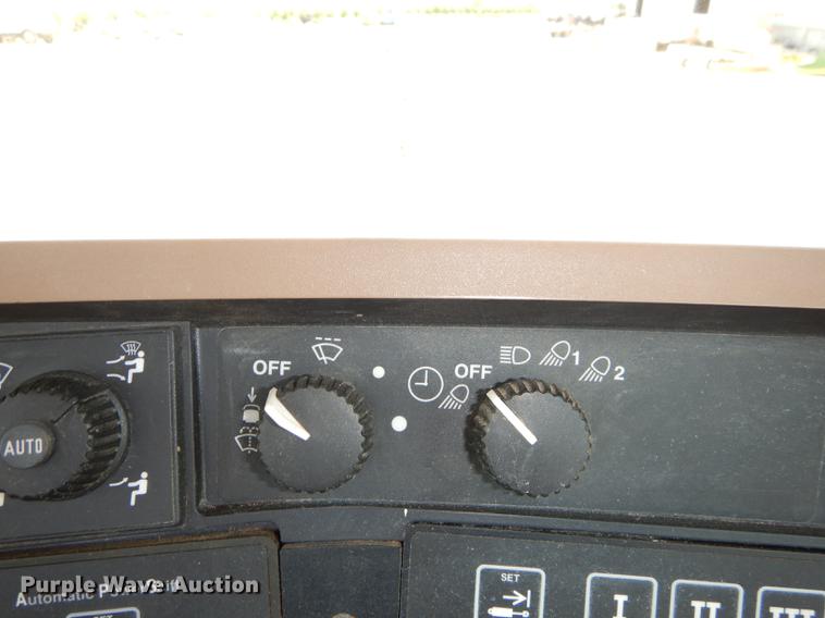 image for item DE1740 2005 John Deere 8520 tractor