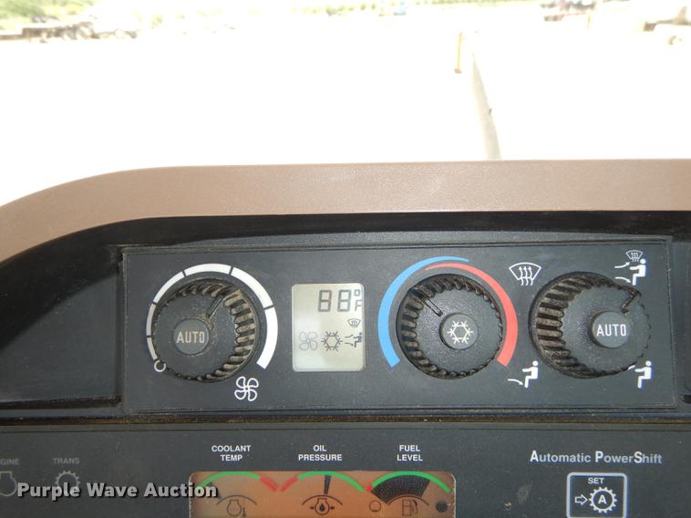 image for item DE1740 2005 John Deere 8520 tractor