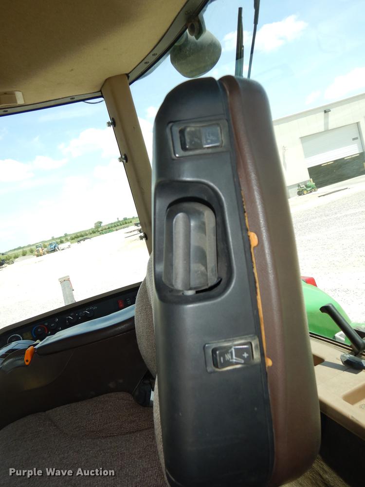 image for item DE1740 2005 John Deere 8520 tractor