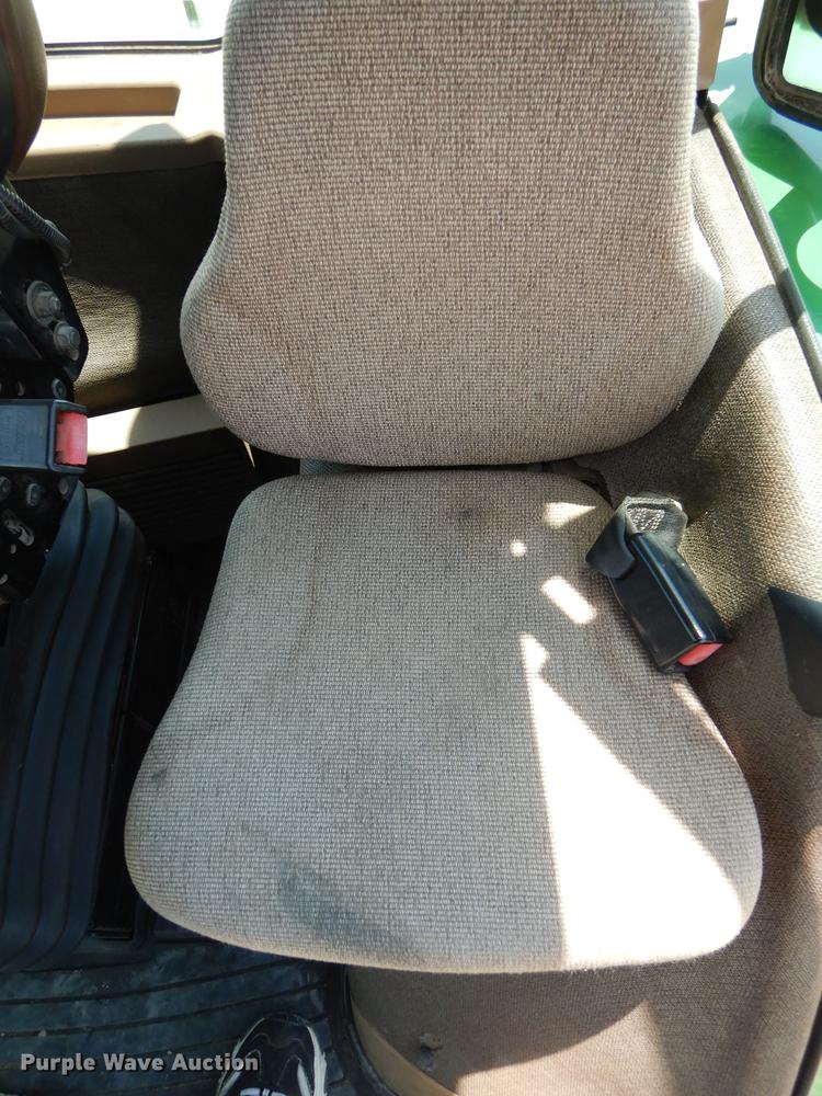 image for item DE1740 2005 John Deere 8520 tractor