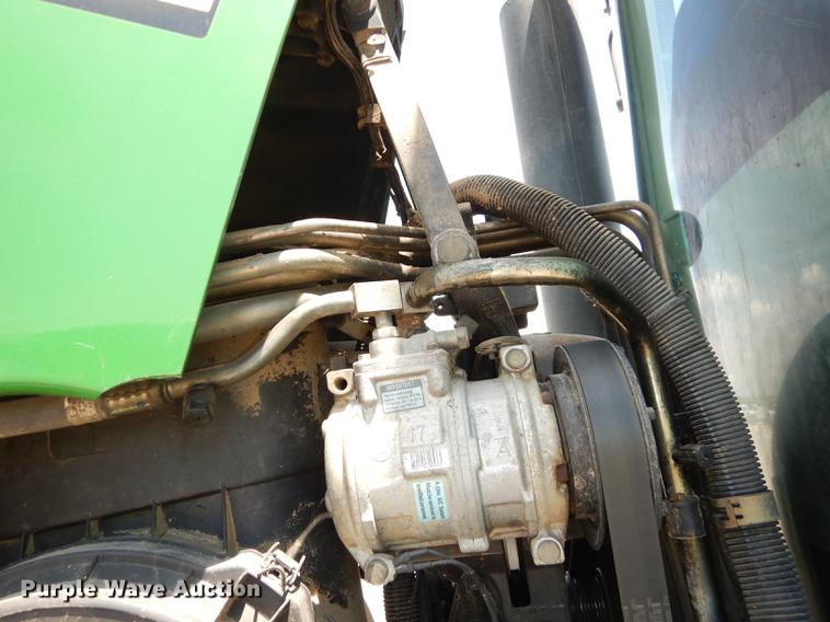 image for item DE1740 2005 John Deere 8520 tractor