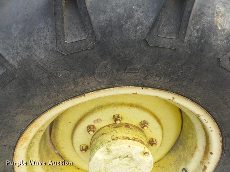 image for item DE3664 1980 John Deere 2940 tractor