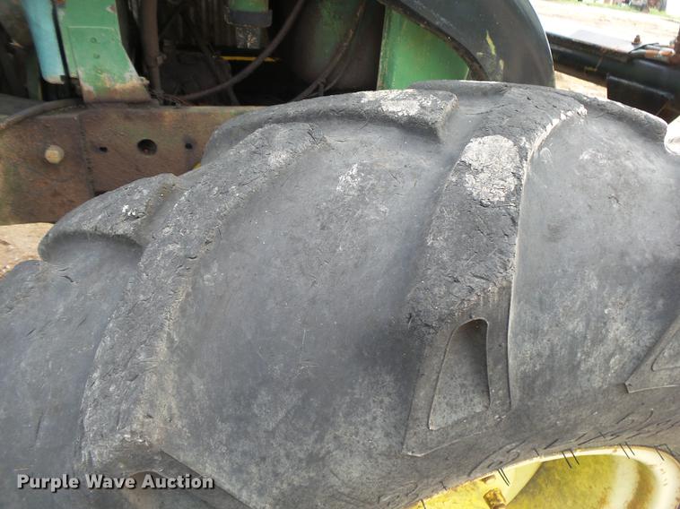 image for item DE3664 1980 John Deere 2940 tractor