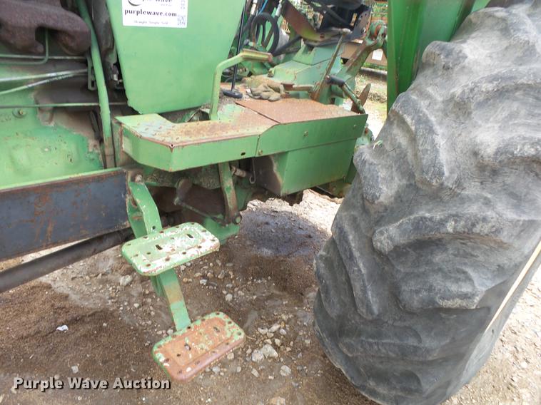 image for item DE3664 1980 John Deere 2940 tractor