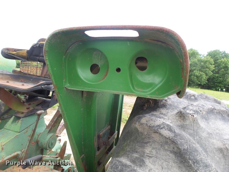 image for item DE3664 1980 John Deere 2940 tractor