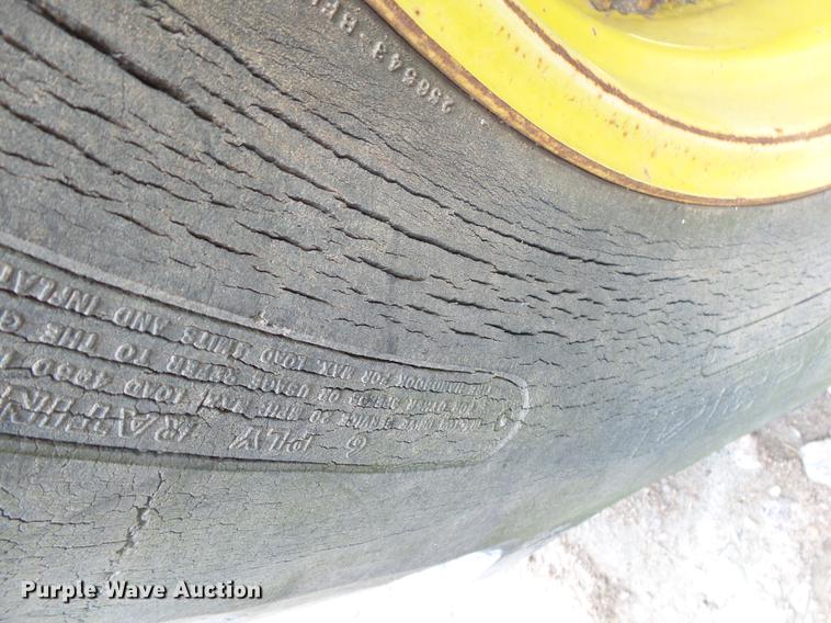 image for item DE3664 1980 John Deere 2940 tractor