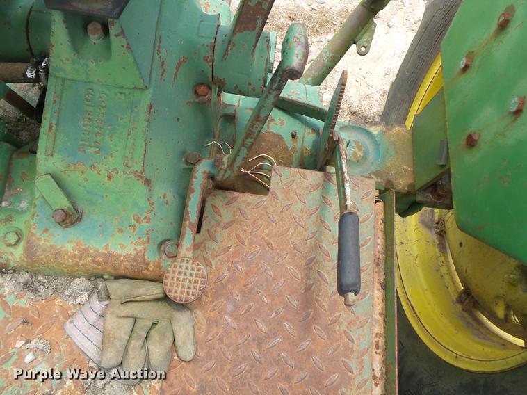 image for item DE3664 1980 John Deere 2940 tractor