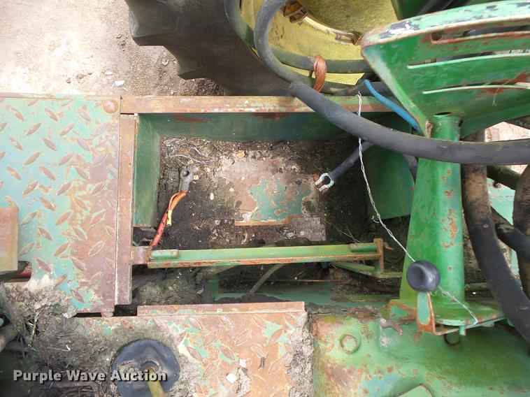 image for item DE3664 1980 John Deere 2940 tractor