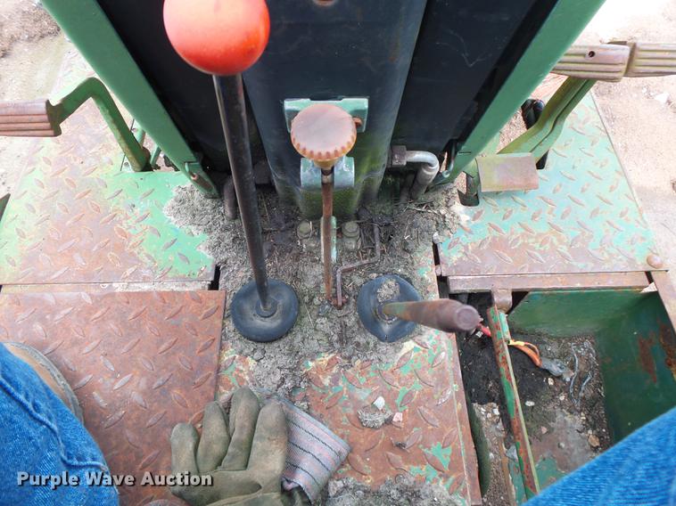 image for item DE3664 1980 John Deere 2940 tractor