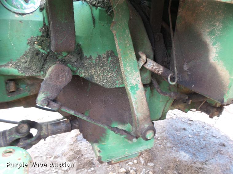 image for item DE3664 1980 John Deere 2940 tractor