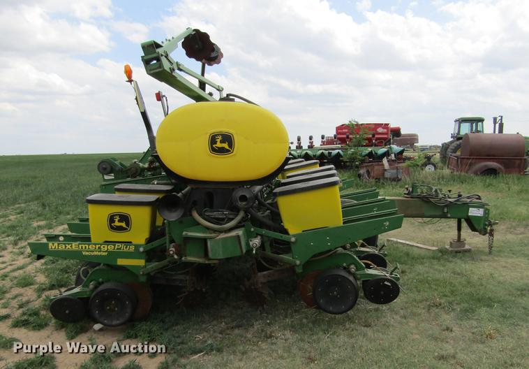 image for item DE6830 2002 John Deere 1760 no-till planter