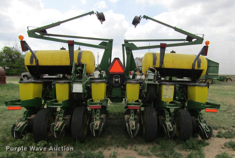 image for item DE6830 2002 John Deere 1760 no-till planter