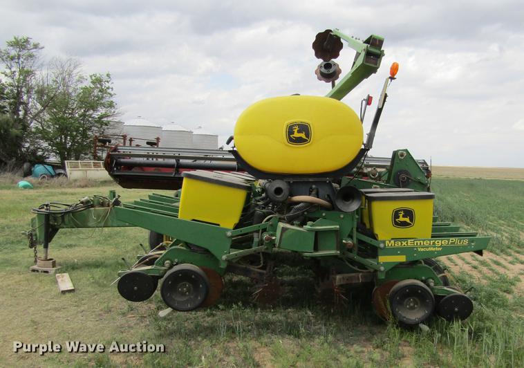 image for item DE6830 2002 John Deere 1760 no-till planter