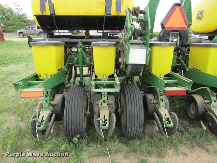 image for item DE6830 2002 John Deere 1760 no-till planter