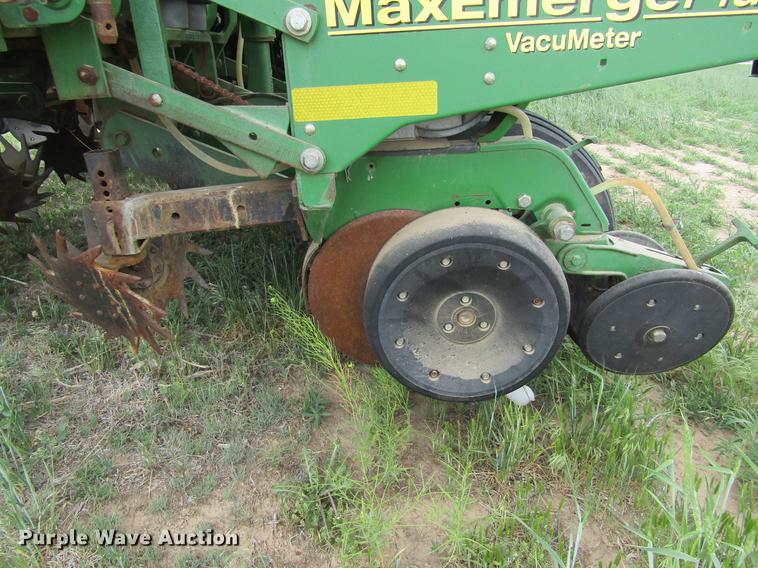 image for item DE6830 2002 John Deere 1760 no-till planter