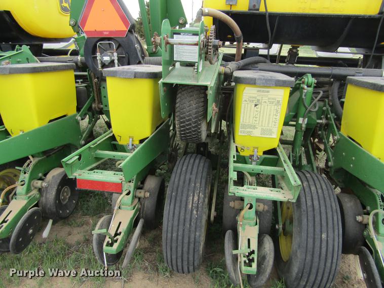 image for item DE6830 2002 John Deere 1760 no-till planter