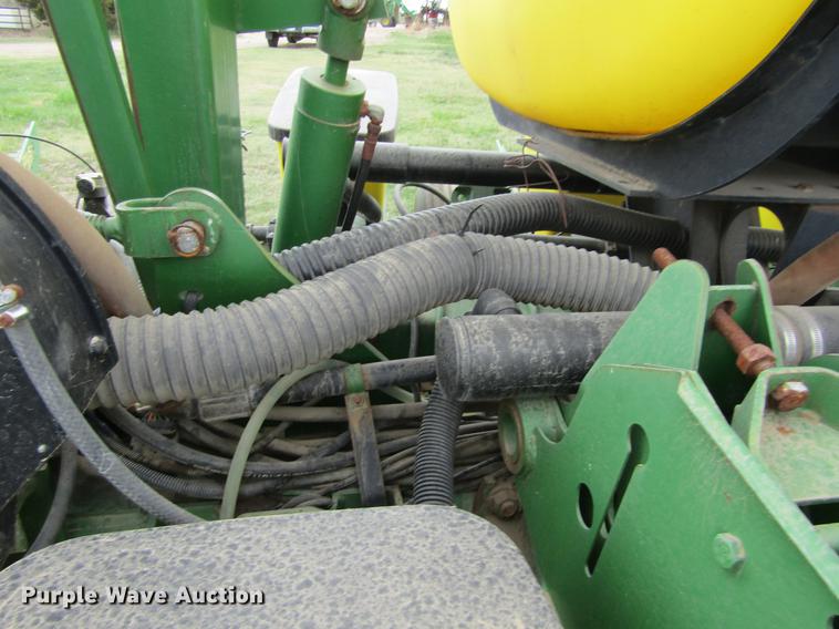 image for item DE6830 2002 John Deere 1760 no-till planter