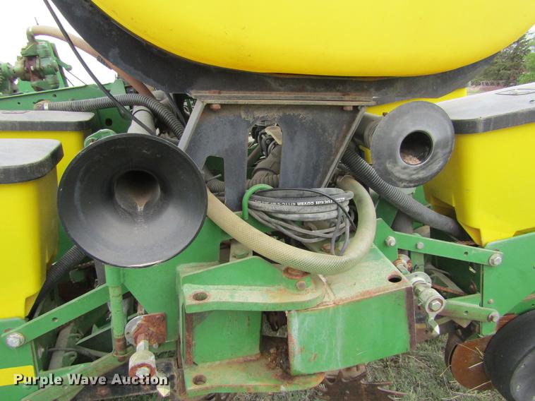 image for item DE6830 2002 John Deere 1760 no-till planter