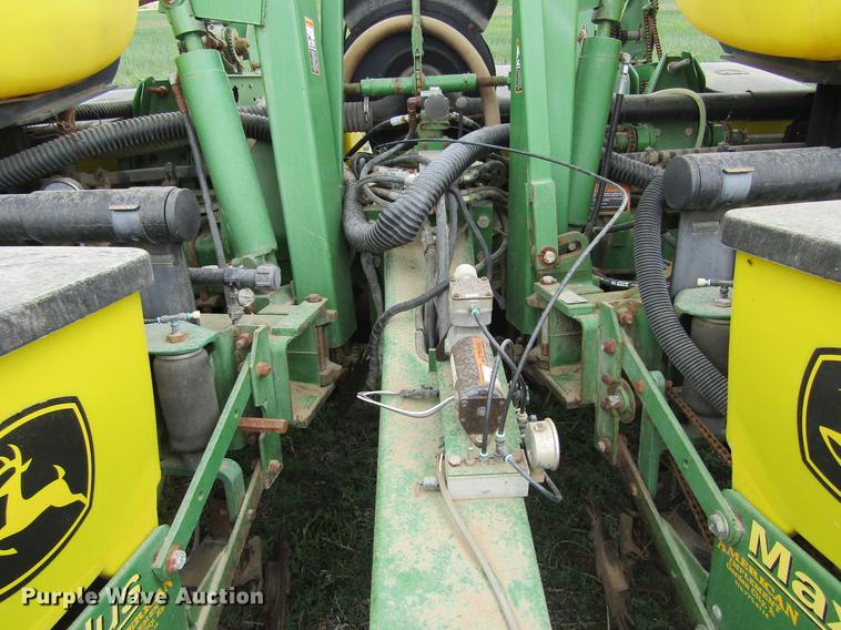 image for item DE6830 2002 John Deere 1760 no-till planter