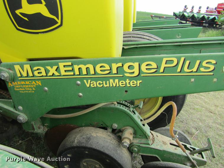 image for item DE6830 2002 John Deere 1760 no-till planter