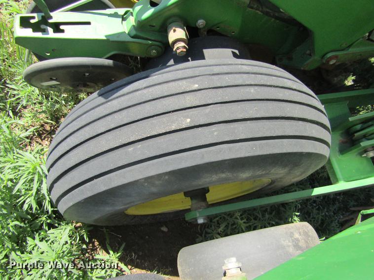 image for item DE6830 2002 John Deere 1760 no-till planter