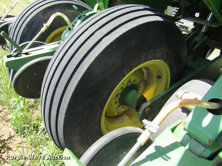 image for item DE6830 2002 John Deere 1760 no-till planter