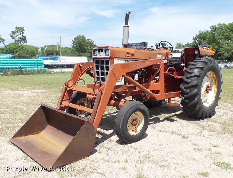 image for item DE7103 International 666 tractor
