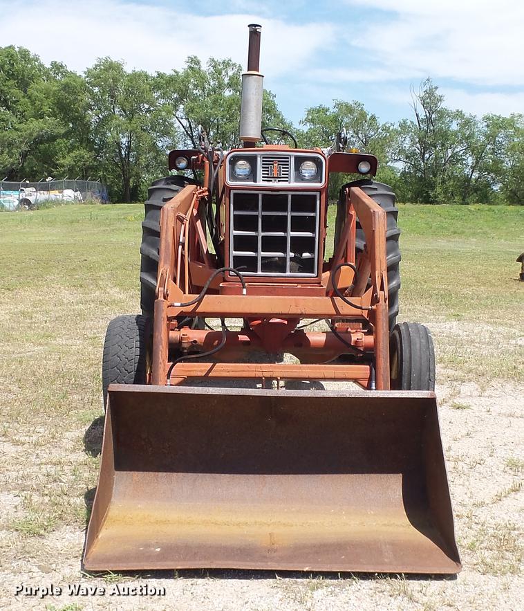 image for item DE7103 International 666 tractor