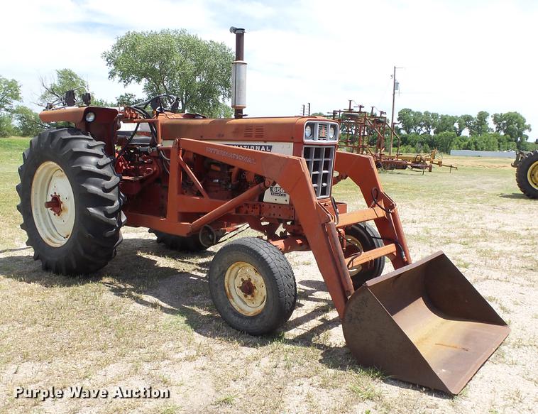 image for item DE7103 International 666 tractor