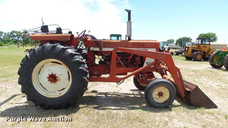 image for item DE7103 International 666 tractor