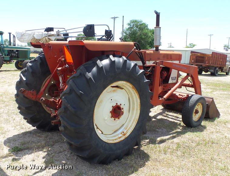 image for item DE7103 International 666 tractor