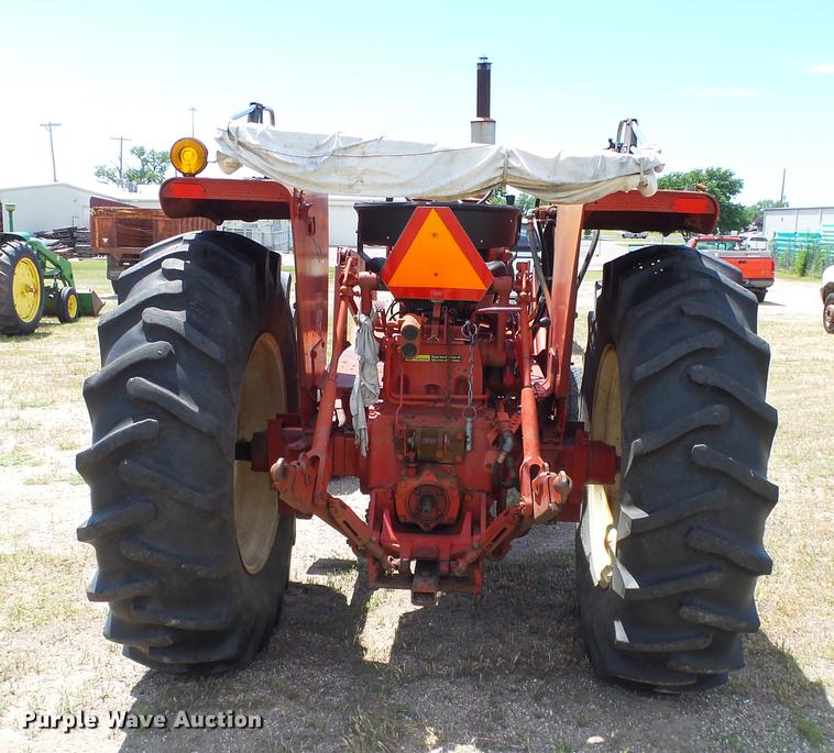 image for item DE7103 International 666 tractor