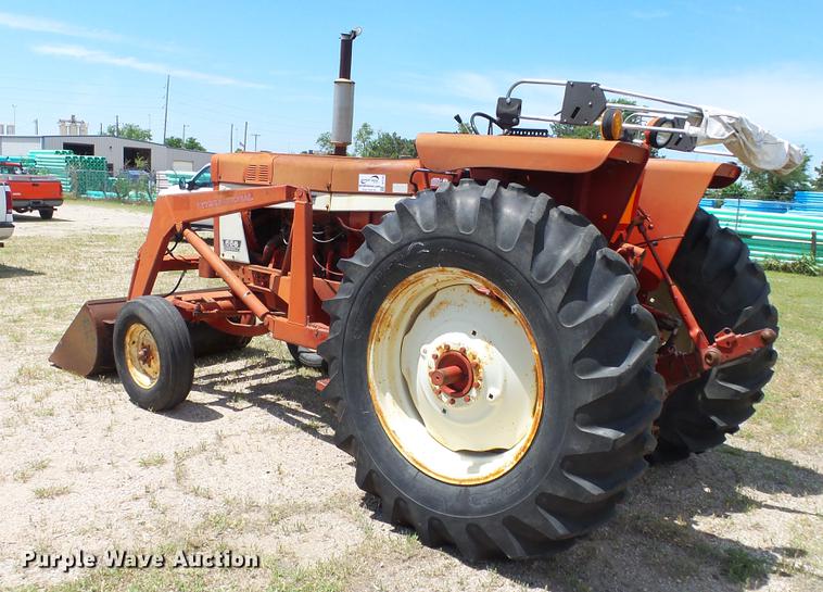 image for item DE7103 International 666 tractor