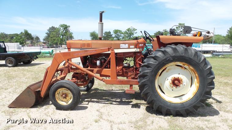 image for item DE7103 International 666 tractor