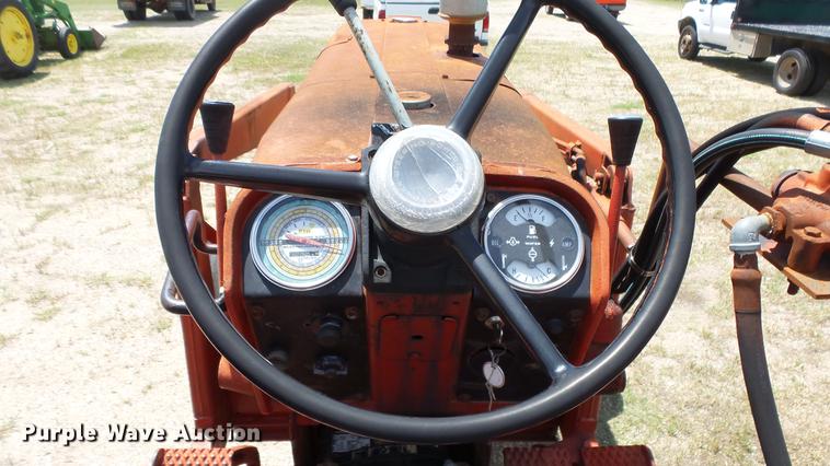 image for item DE7103 International 666 tractor