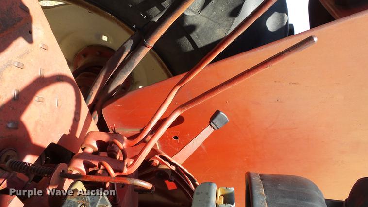 image for item DE7103 International 666 tractor