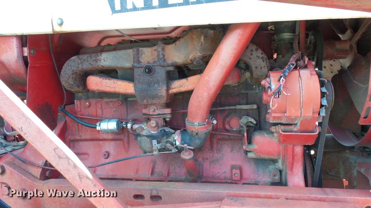 image for item DE7103 International 666 tractor