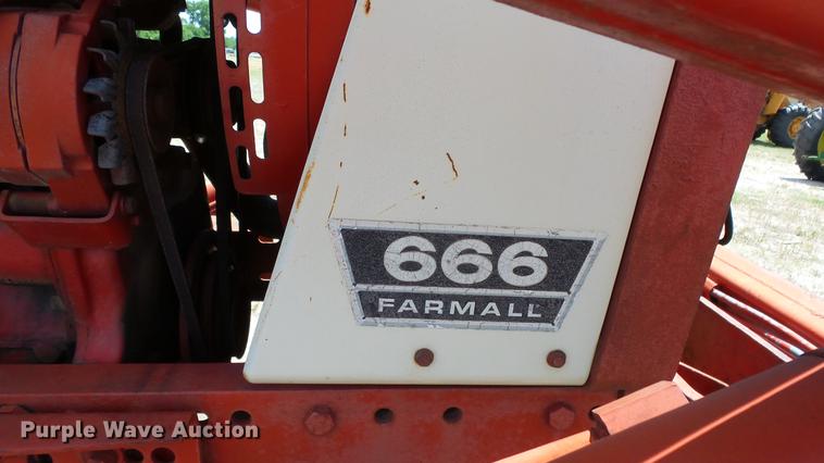 image for item DE7103 International 666 tractor