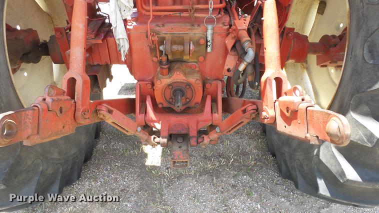 image for item DE7103 International 666 tractor
