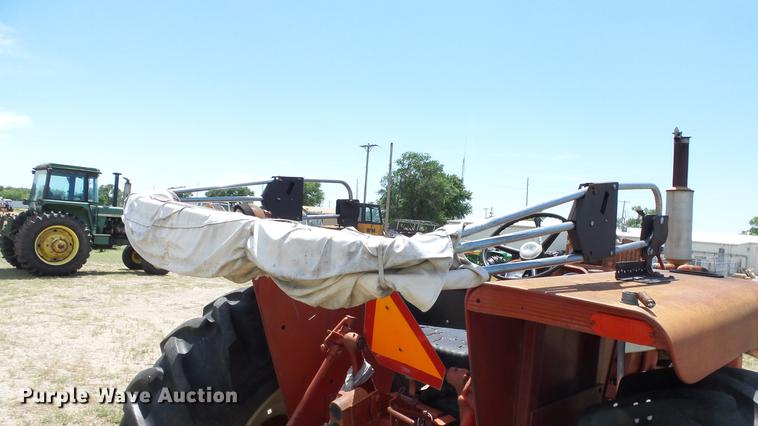 image for item DE7103 International 666 tractor