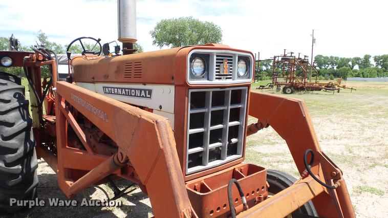 image for item DE7103 International 666 tractor