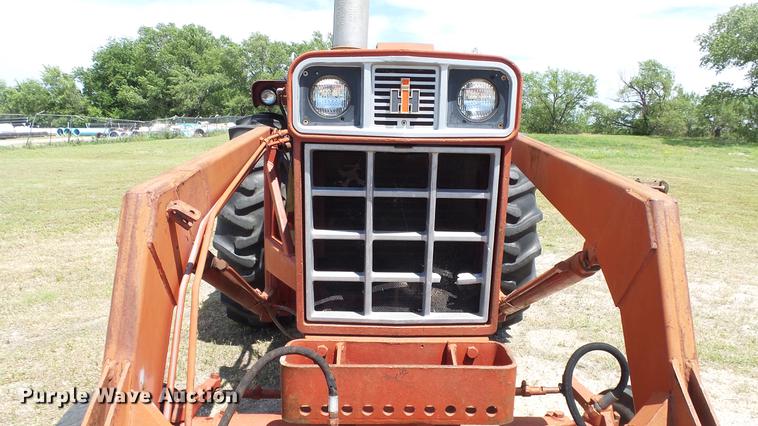 image for item DE7103 International 666 tractor