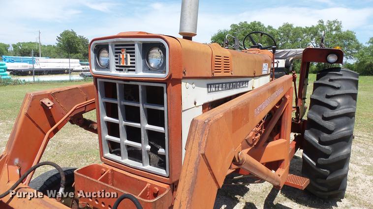 image for item DE7103 International 666 tractor