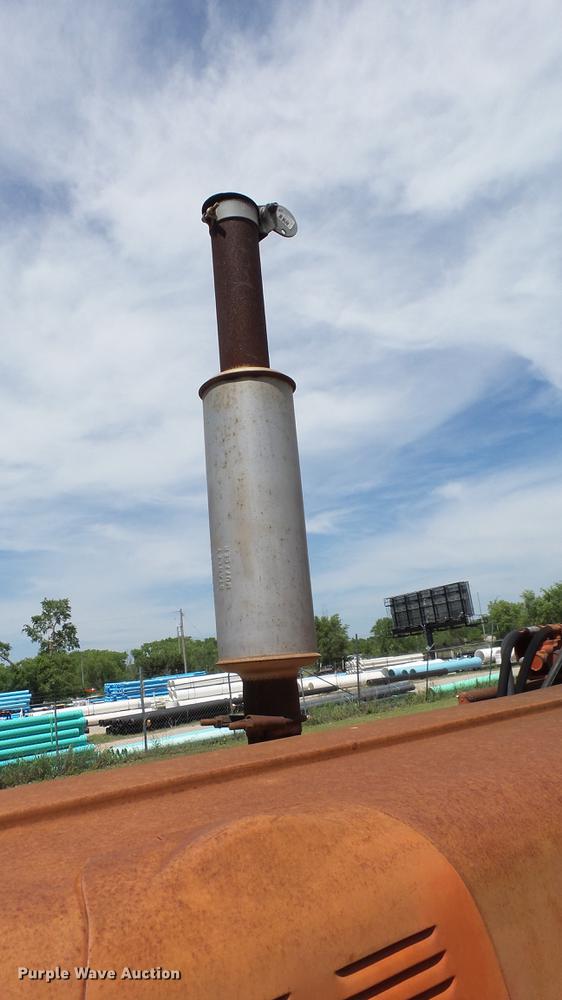 image for item DE7103 International 666 tractor