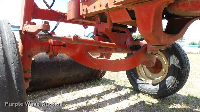 image for item DE7103 International 666 tractor
