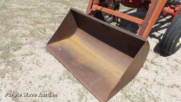 image for item DE7103 International 666 tractor