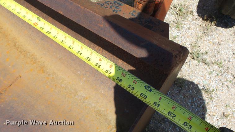 image for item DE7103 International 666 tractor